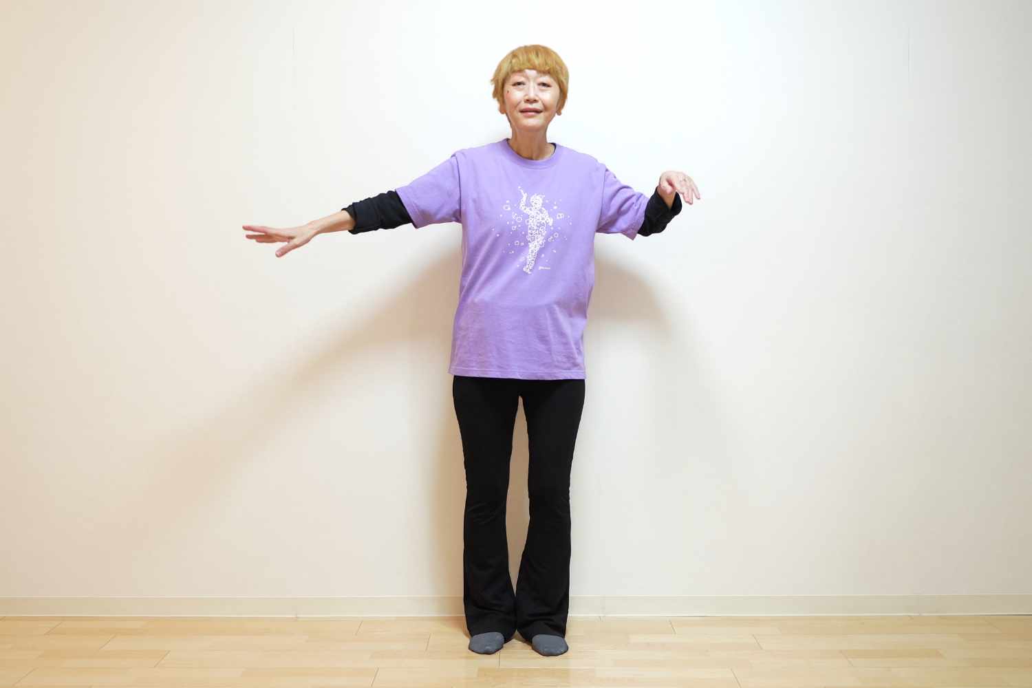 波チャップン体操をする女性