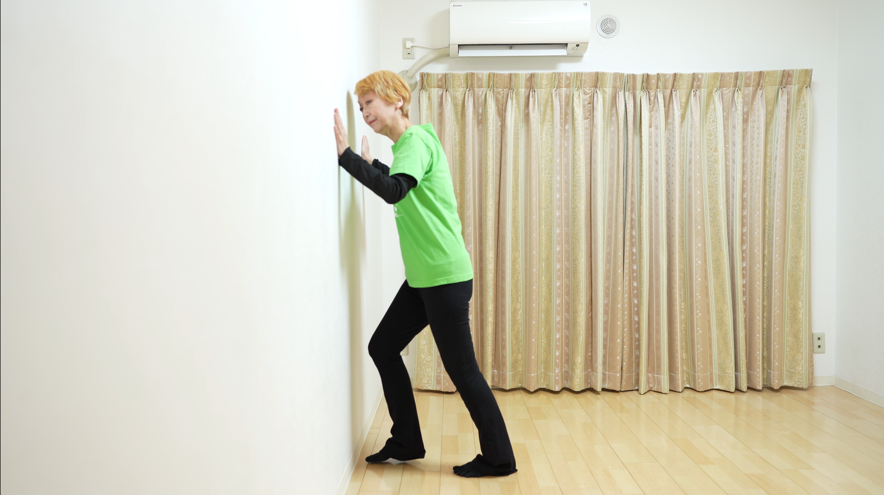 壁前両プッシュをする女性